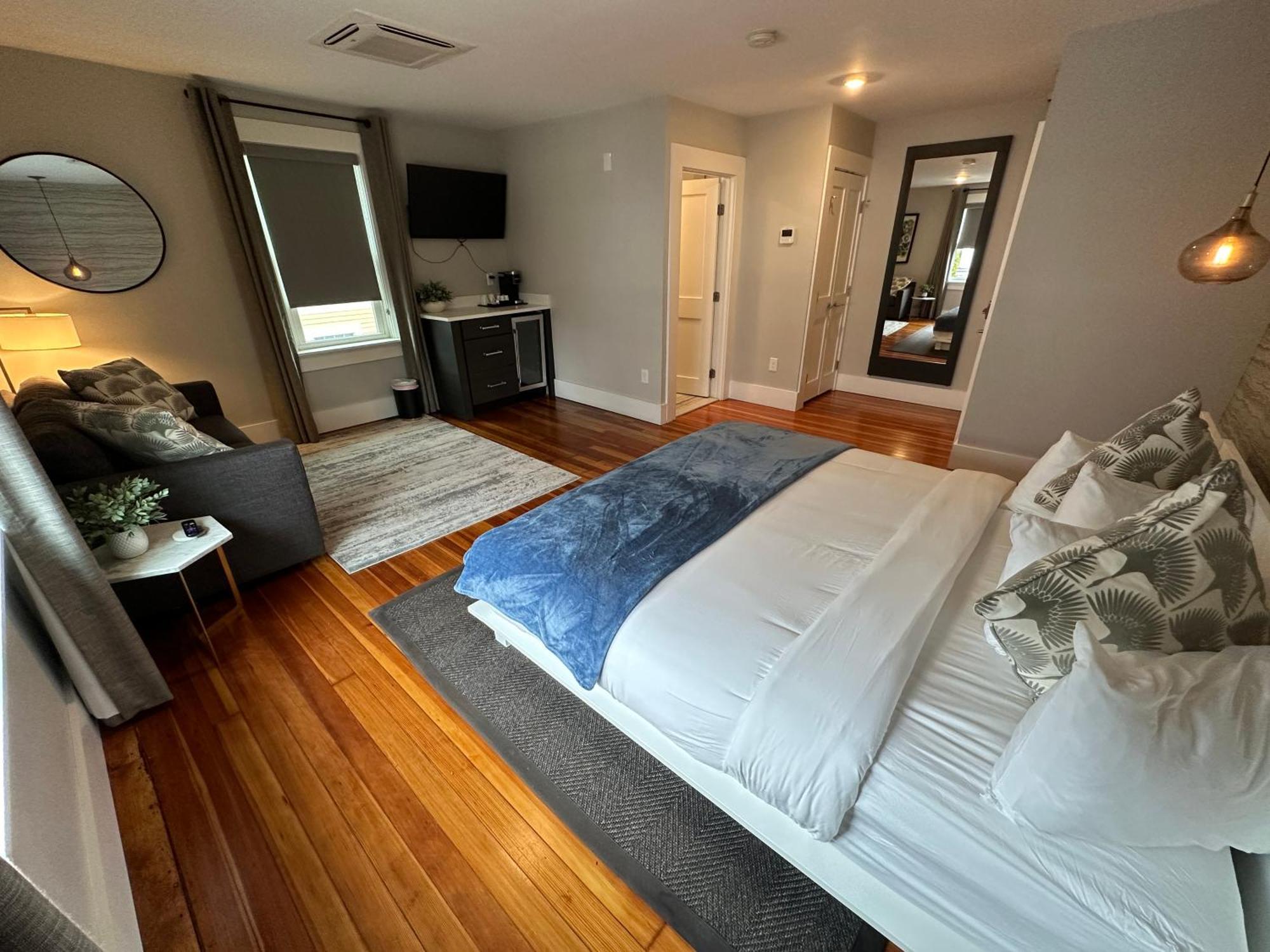 Entire Modern 7 Unit 7 Bath Boutique Inn Tour de Tour de Newport Extérieur photo