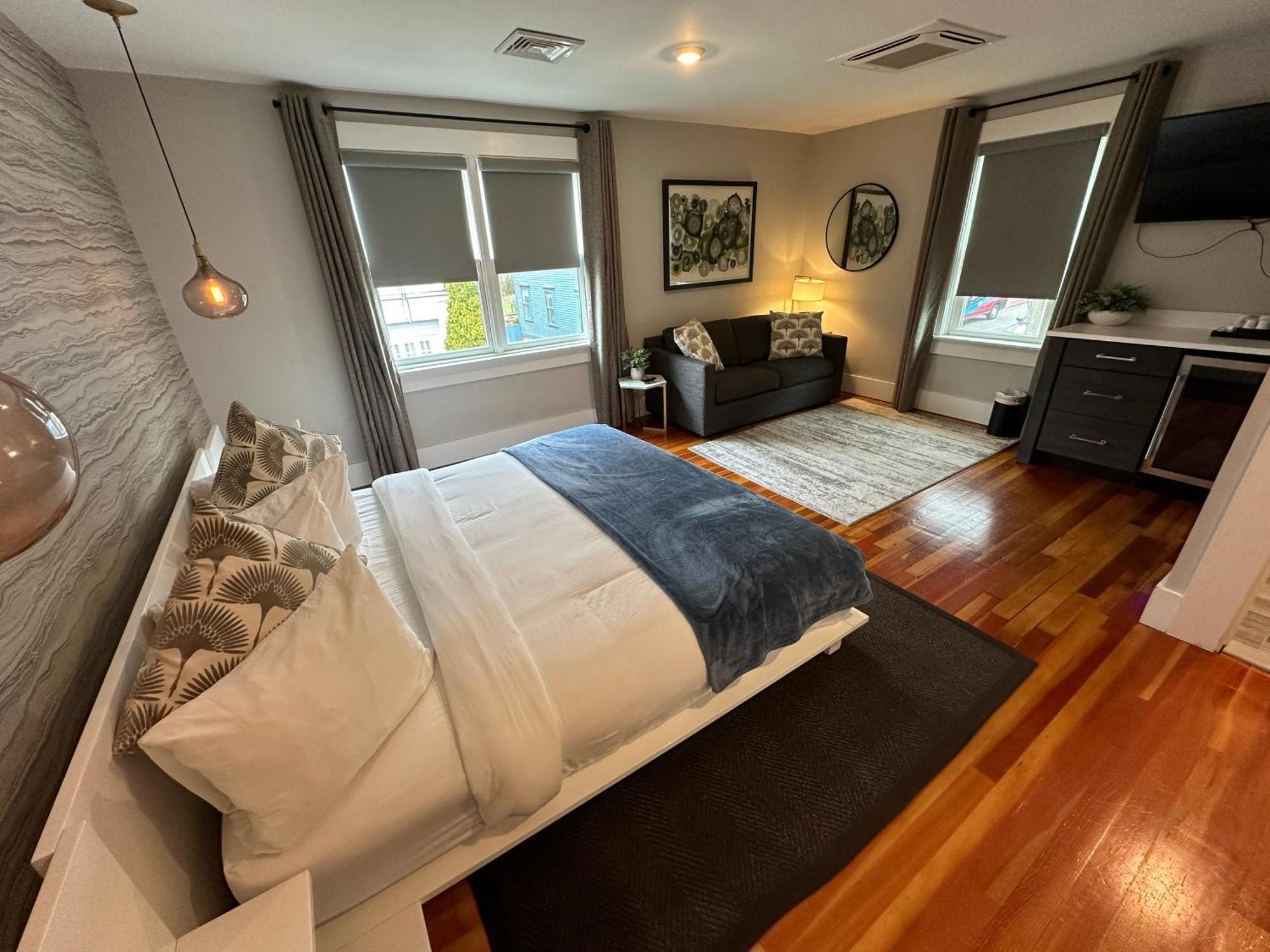 Entire Modern 7 Unit 7 Bath Boutique Inn Tour de Tour de Newport Extérieur photo