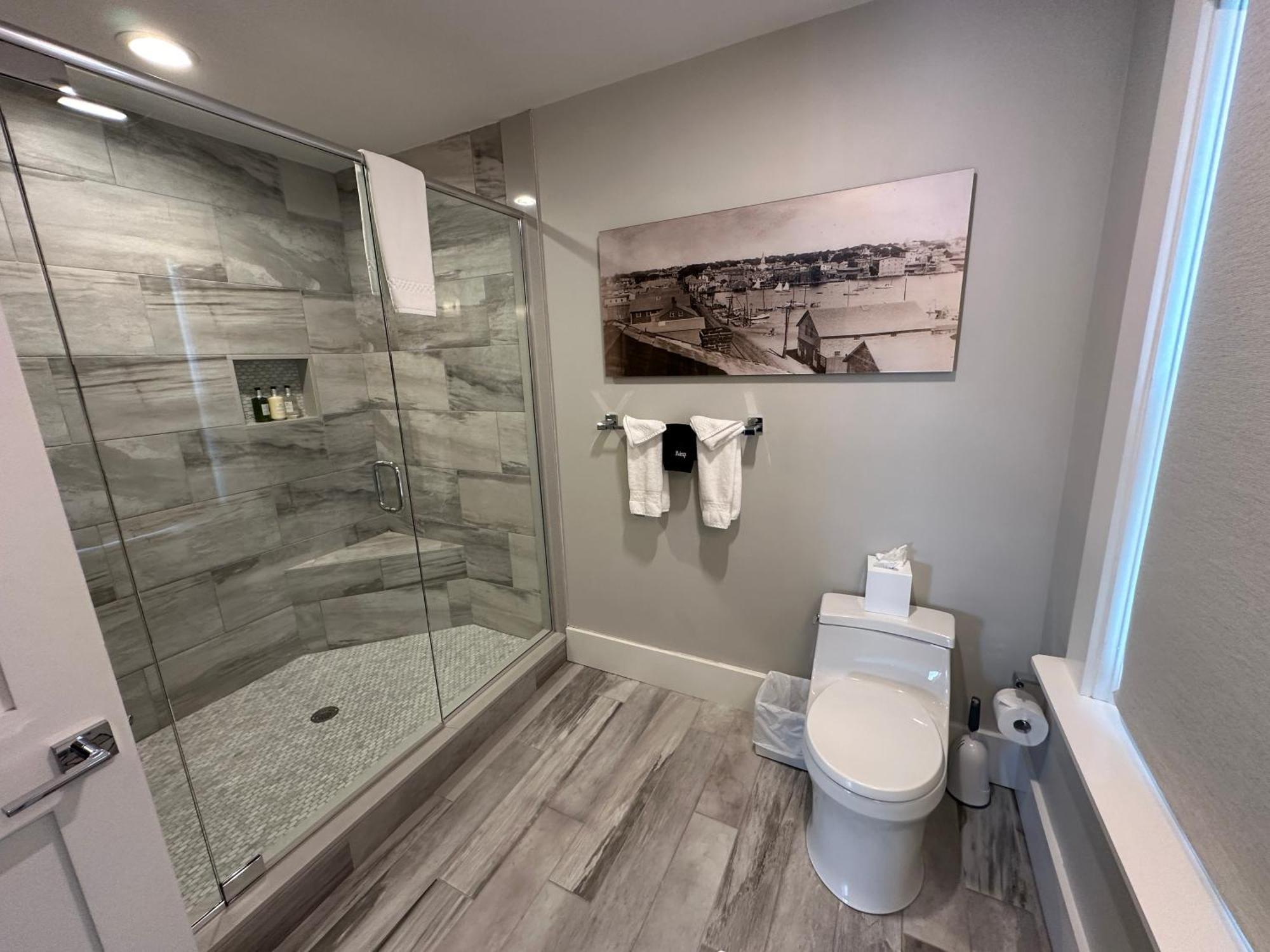 Entire Modern 7 Unit 7 Bath Boutique Inn Tour de Tour de Newport Extérieur photo