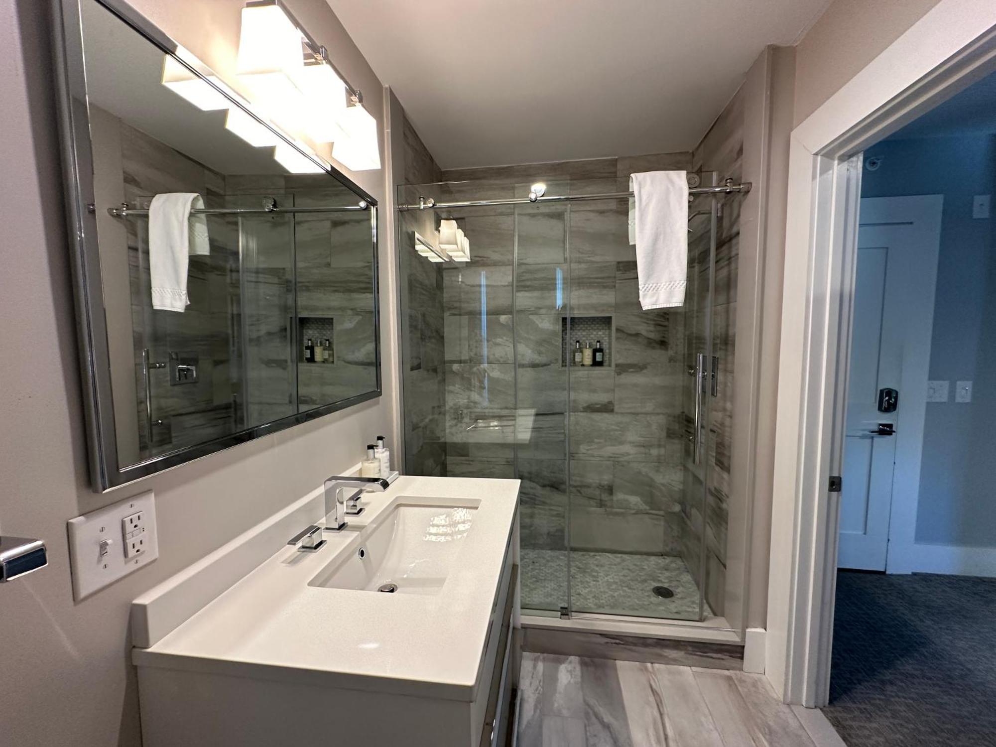 Entire Modern 7 Unit 7 Bath Boutique Inn Tour de Tour de Newport Extérieur photo