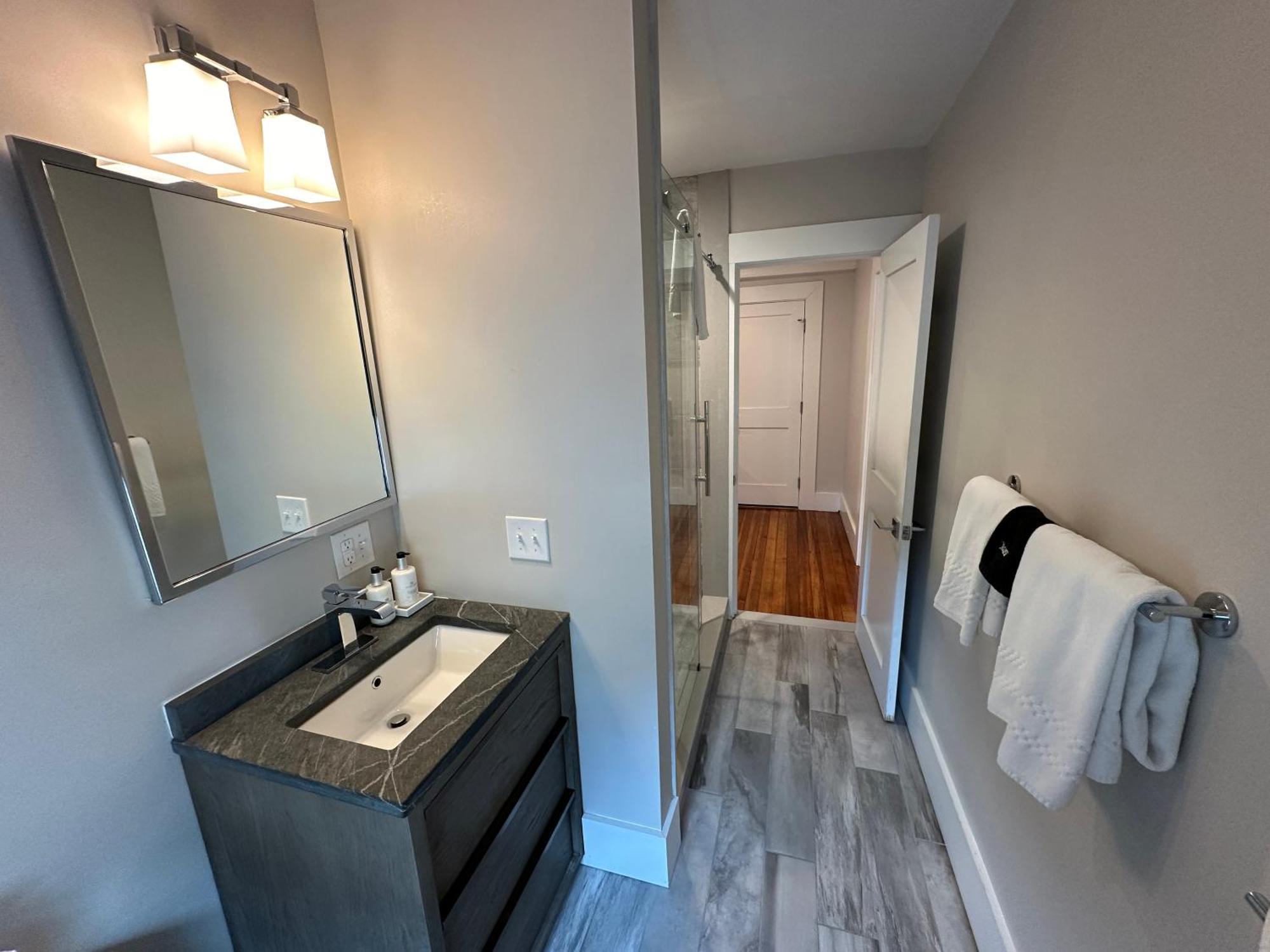 Entire Modern 7 Unit 7 Bath Boutique Inn Tour de Tour de Newport Extérieur photo