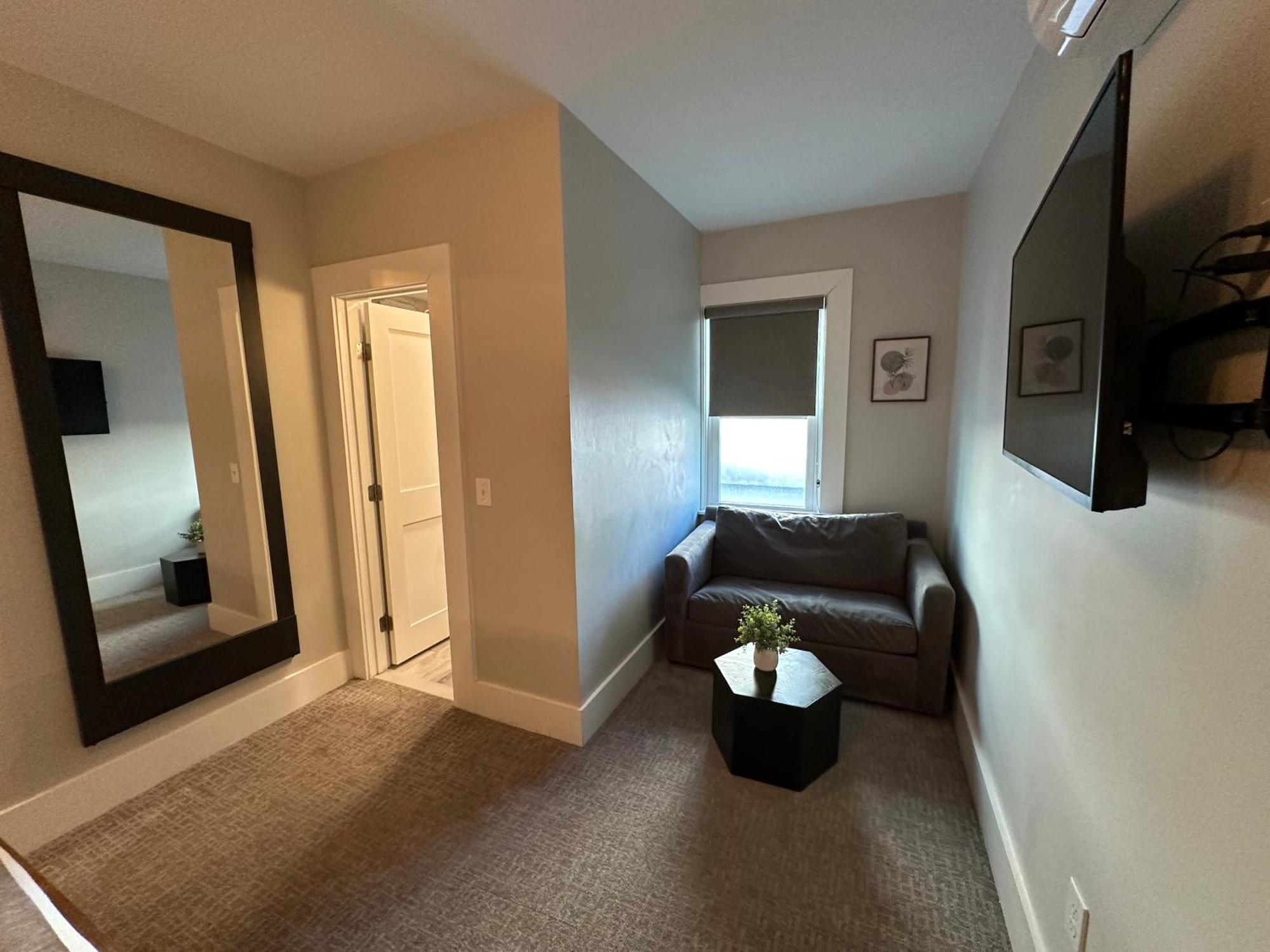 Entire Modern 7 Unit 7 Bath Boutique Inn Tour de Tour de Newport Extérieur photo